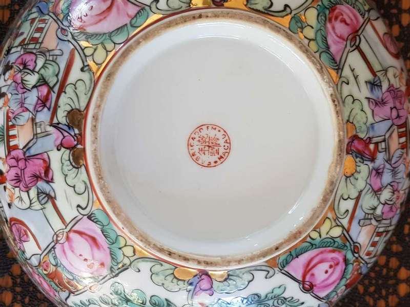 Early 19th Century Rose Medallion, Qing Dynasty, Decorative Chinese Bowl.