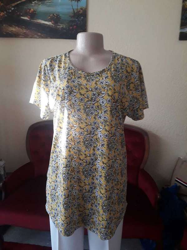 LADIES TOP: FLOWERY COMFY TOP - NEW - SIZE 40/16/XXL