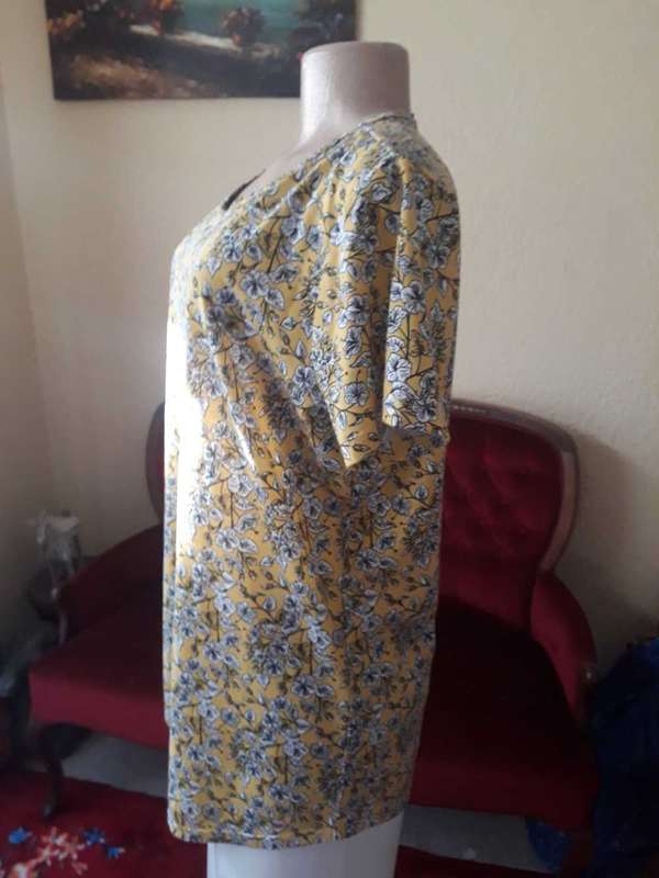 LADIES TOP: FLOWERY COMFY TOP - NEW - SIZE 40/16/XXL