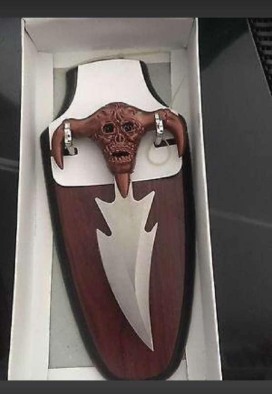 Showpiece blade knife with mount