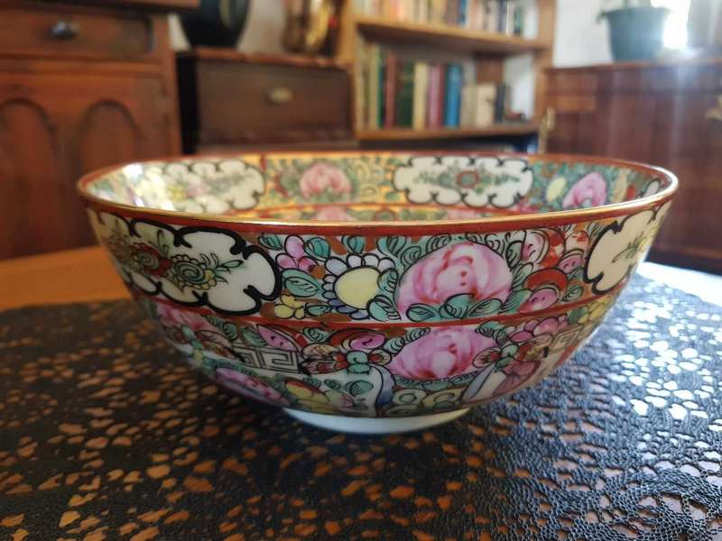 Early 19th Century Rose Medallion, Qing Dynasty, Decorative Chinese Bowl.