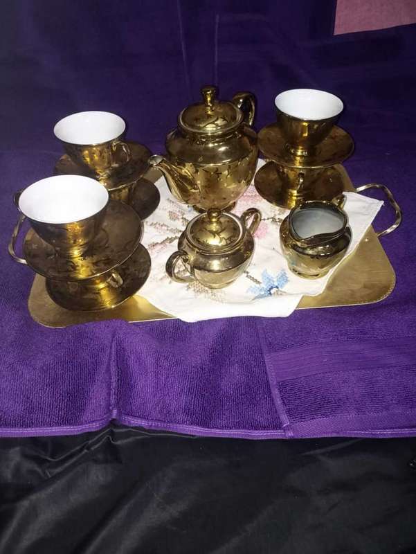 Porcelain Teaset with pattern.
