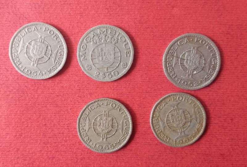 MOZAMBIQUE $2.50 X5 COINS