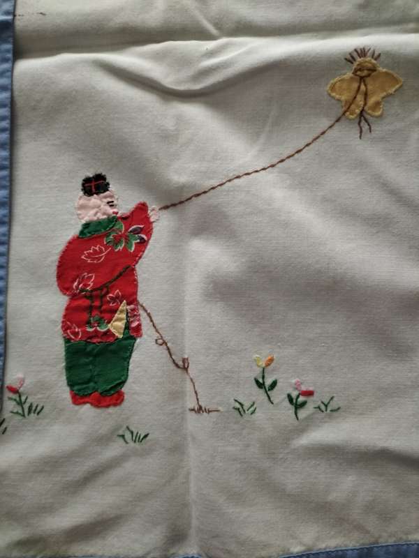 Chinoserie Table Runner with 8 Placemats & Serviettes