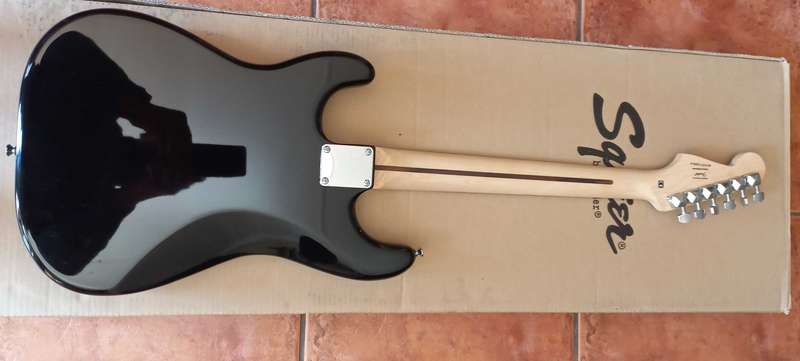 Fender Squier Bullet Strat with Frontman 10G Amp