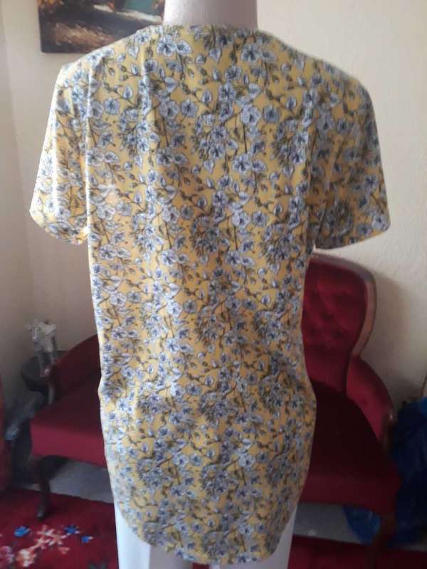 LADIES TOP: FLOWERY COMFY TOP - NEW - SIZE 40/16/XXL