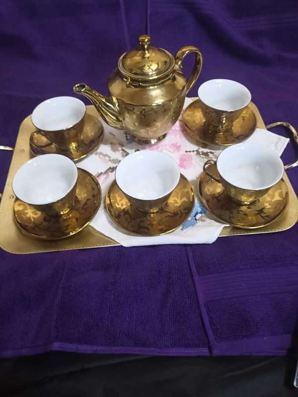 Porcelain Teaset with pattern.