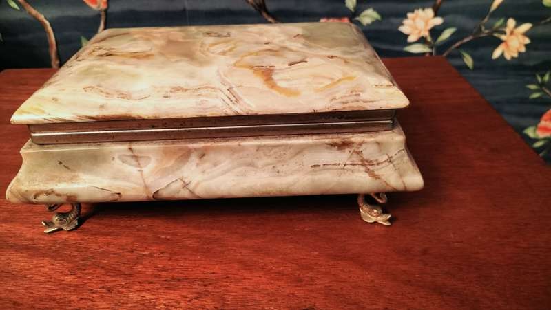Large Onyx Jewellery Box with Fish Shaped Feet