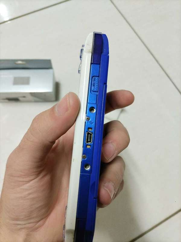 PSP 3000 limited edition JAPAN ONLY white on blue