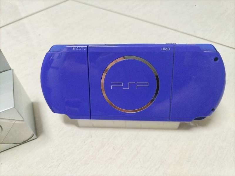 PSP 3000 limited edition JAPAN ONLY white on blue