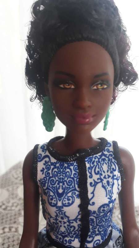 COLLECTABLE BARBIE PETITE FASHIONITAS - MINT/NEW CONDITION JUST MISSING HER BOX!