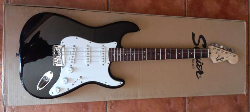Fender Squier Bullet Strat with Frontman 10G Amp