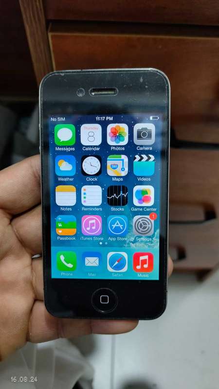 iPhone 4 16GB black colour (Pre owned)