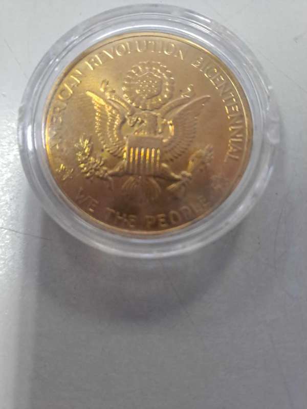 AMERICAN REVOLUTION BICENTENNIAL COIN 1776 -1976  WE,ZRE THE PEOPLE COIN