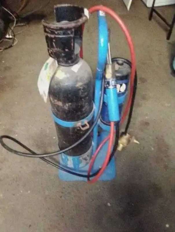 PORTAPAK WELDING SET ( OXYGEN AND LPG GAS )