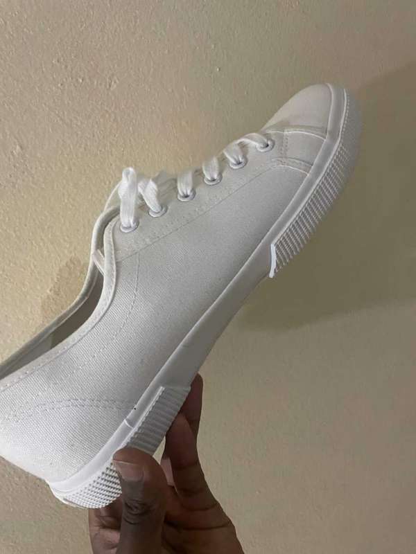 Soviet Men's Low Cut Canvas Lace Up Sneaker