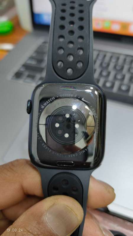 Apple Watch series 7 nike 45MM black has scratches on front glass (Pre Owned)