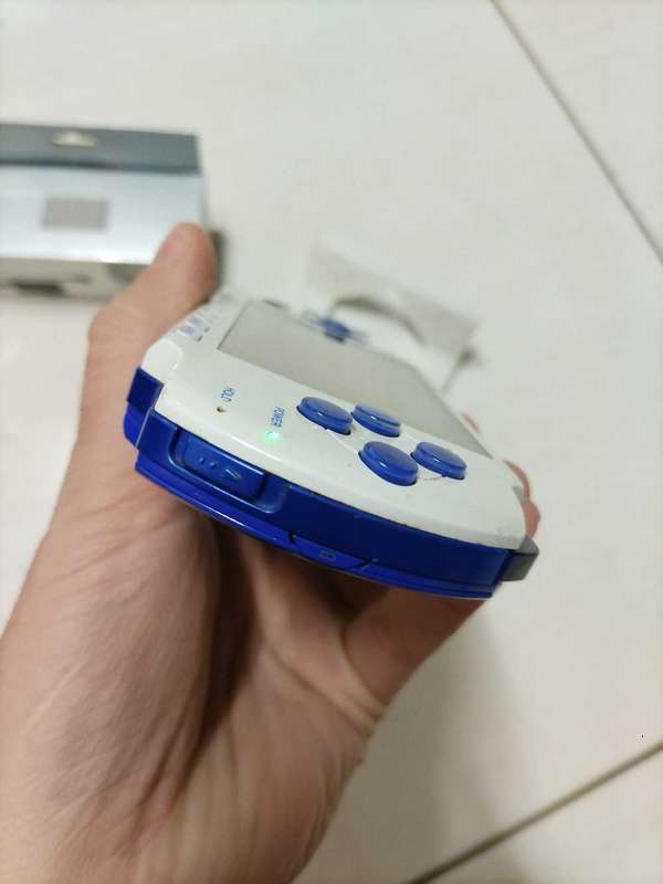PSP 3000 limited edition JAPAN ONLY white on blue