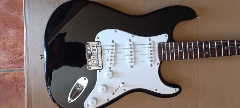 Fender Squier Bullet Strat with Frontman 10G Amp