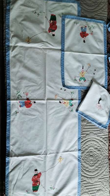 Chinoserie Table Runner with 8 Placemats & Serviettes