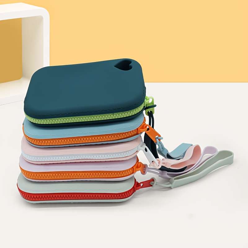 1pc Women'S Waterproof Colorful Wallet with Heart PatternDurable Rubber Material Zipper Closure