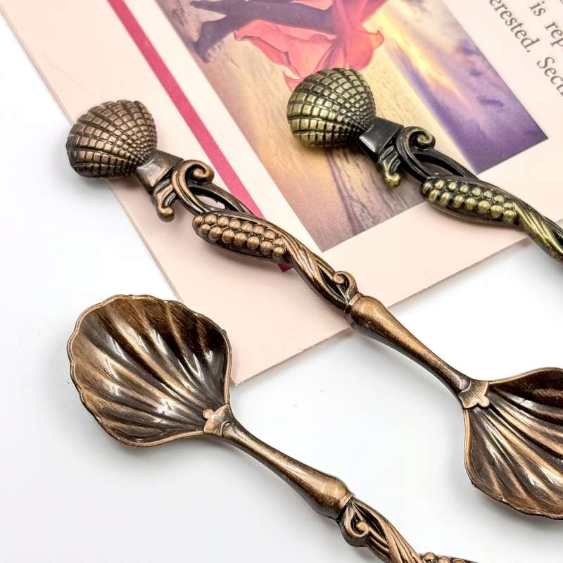 4pcs Vintage Seashell Dessert Spoons Elegant Antique Bronze Metal Coffee Ice Cream Tea Sti