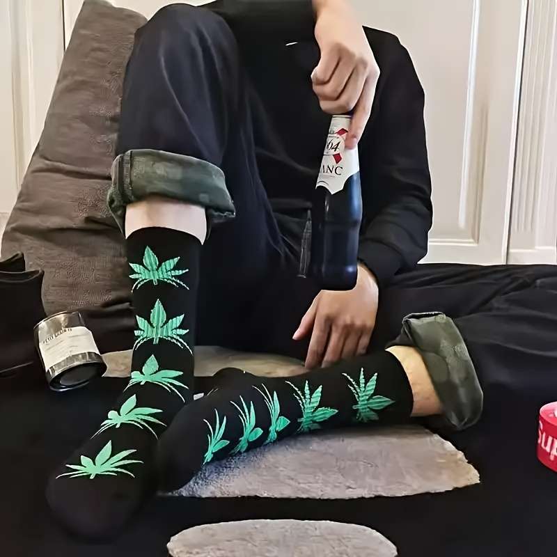 1 Pair Of Black And Green Asian One Size Socks