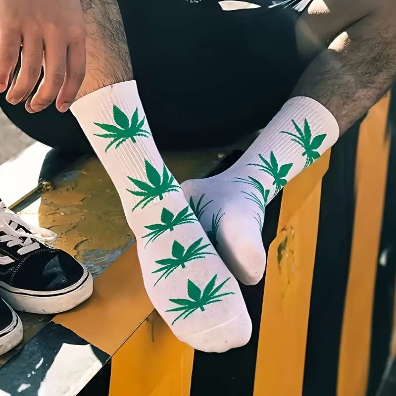 1 Pair Of Black And Green Asian One Size Socks