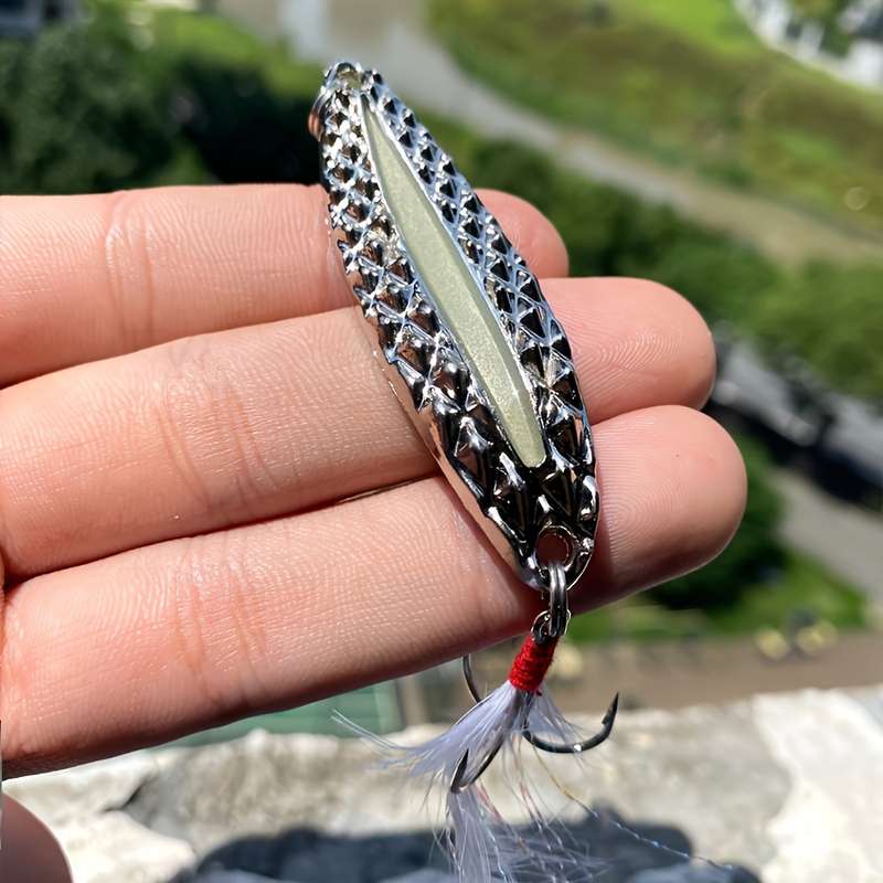 2pcs 10g Fishing Lures With Luminous Night Light Rotating Spoons And Feathered Treble Hooks