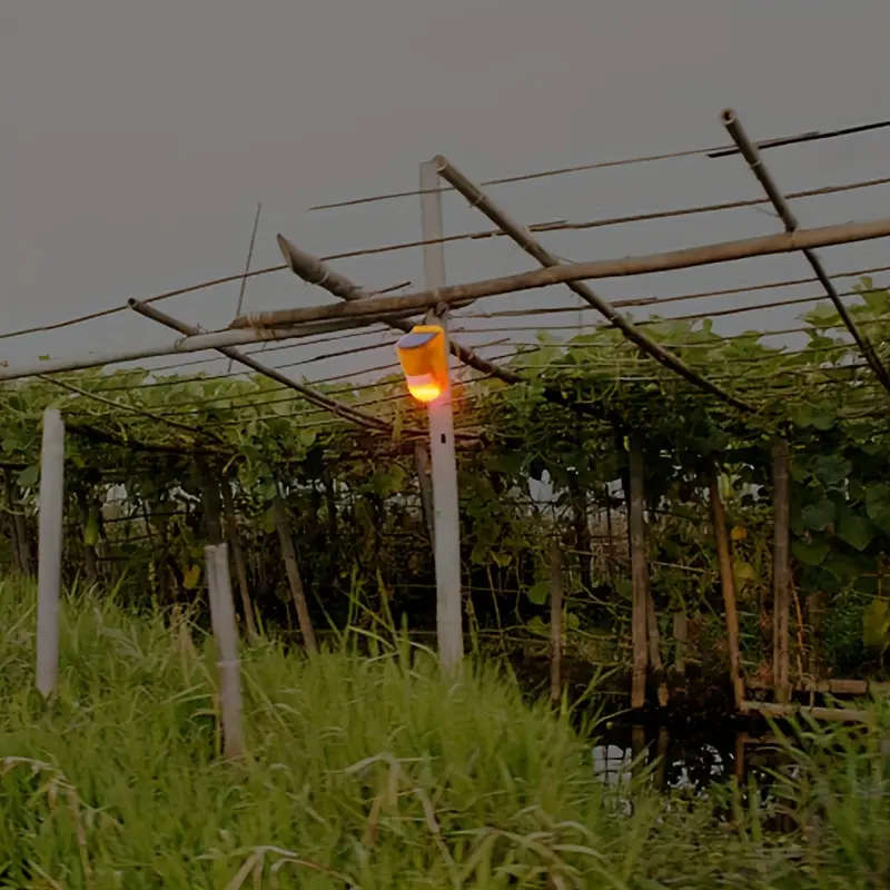 1pc Solar Sound Light with Motion Sensor Alarm 129dB Loud LED Flashing for Home Farm Barn Yard Secur
