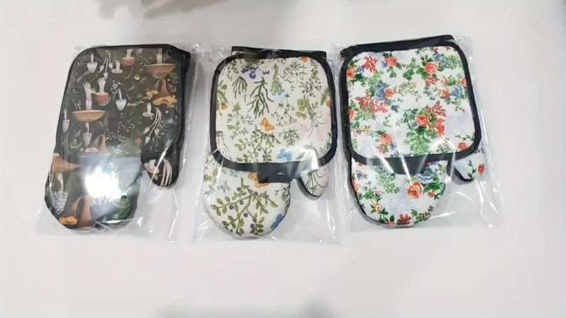 2pcs Polyester Digital Print Mushroom Pattern Kitchen Baking Oven Mittens Heatproof Mats Dining