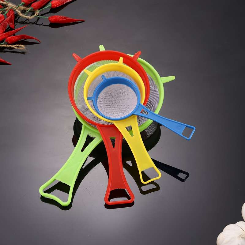4pcs Set of Classic Plastic Handheld Flour Sieves for Home Baking in The Kitchen.