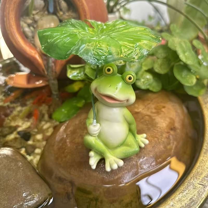 1pc 2D Flat Whimsical Resin Frog Holding for Lotus Leaf Figurine Handcrafted Garden Patio Pond Decor