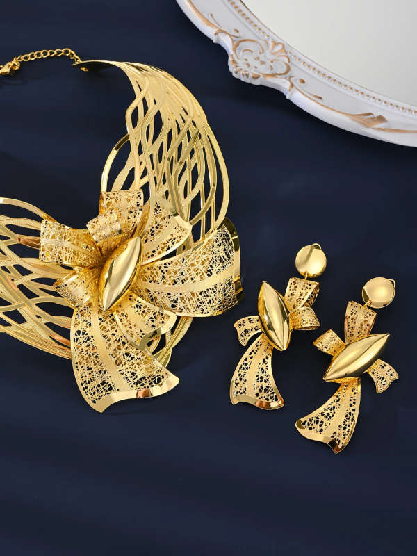 4-Piece Set Of High-Quality Brass Material 18K Gold-Plated Exaggerated Large Flower Necklace Set