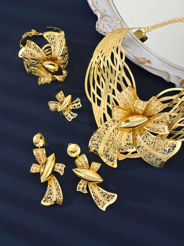 4-Piece Set Of High-Quality Brass Material 18K Gold-Plated Exaggerated Large Flower Necklace Set