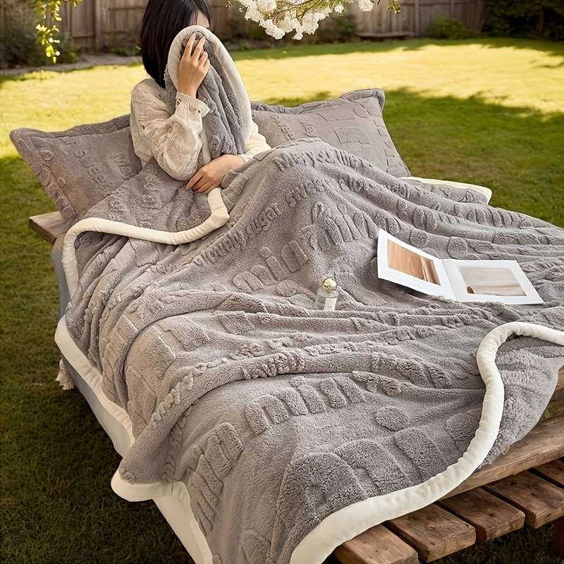 1ps Blanket Color Brown Color   Gray Edge size 150x200cm