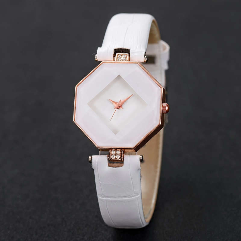 4pcs set Fashionable Women'S Quartz Wristwatch and Heart Charm Bracelet Set Round Alloy Case Faux Le