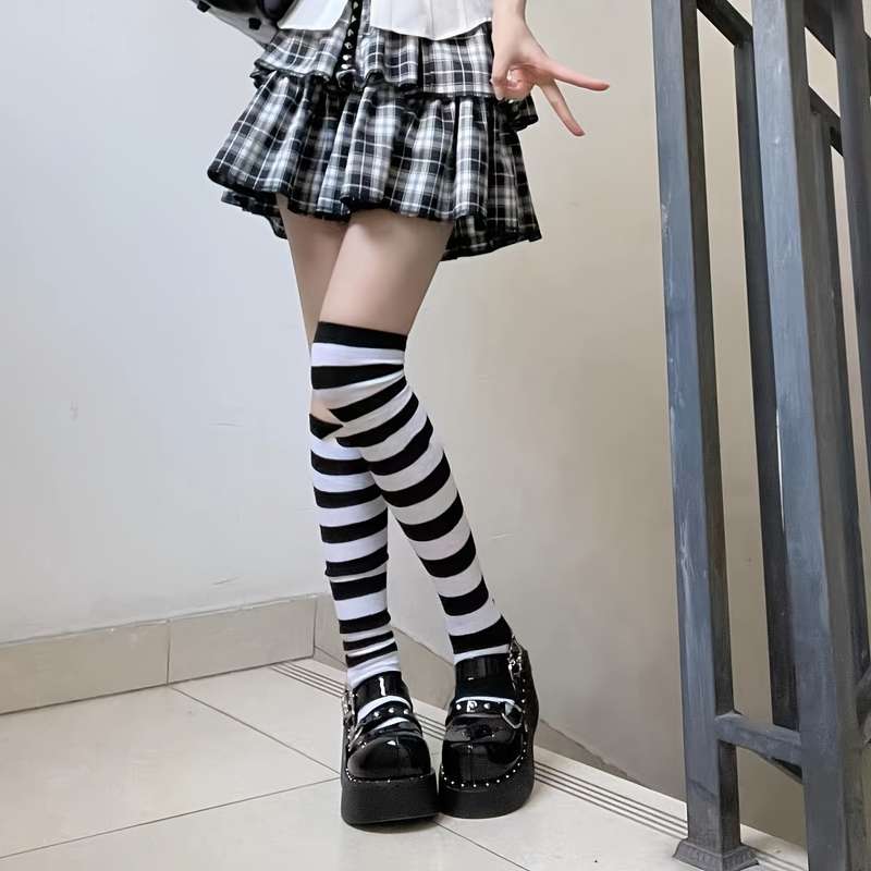 1 Pair Black And White Wide Stripes  Socks