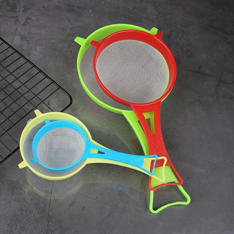 4pcs Set of Classic Plastic Handheld Flour Sieves for Home Baking in The Kitchen.