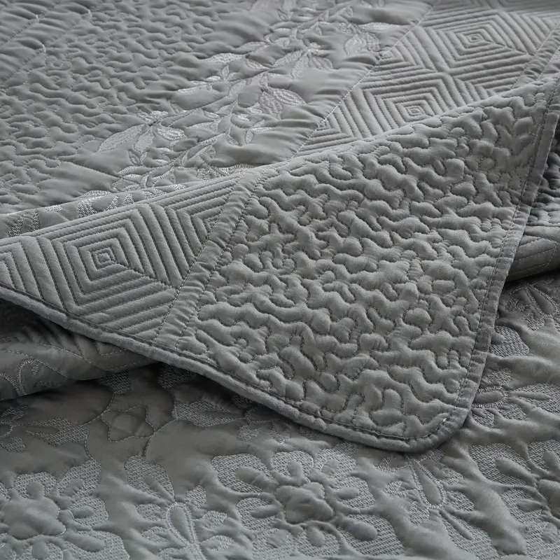 Luxury Three-Piece Bedding Set 229cm*229cm