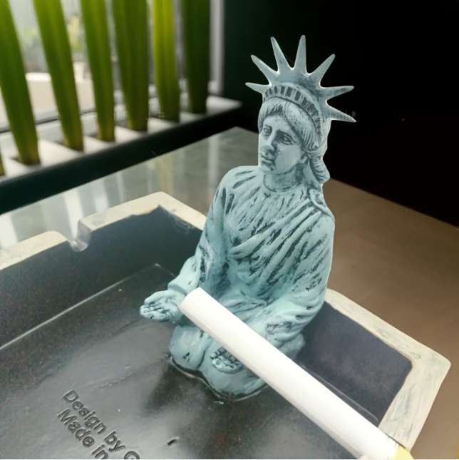 1 Creative Simulation Statue of Liberty Ashtray Suitable for Home Living Room Office Hotel