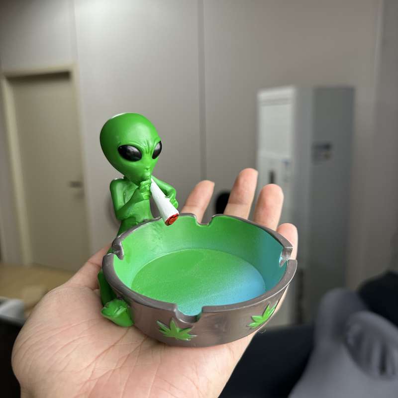 1pc Resin Alien Ashtray Decorative Statue Versatile Indoor Outdoor Use Ideal for Christmas