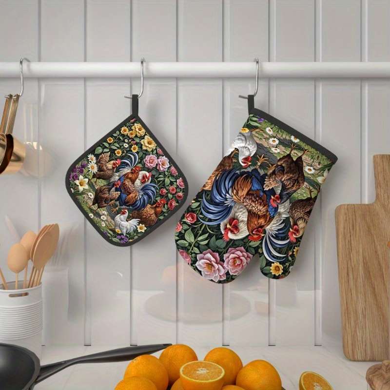 2pcs 26.92x17.02 cm Oven Mitts And Potholders There are two roosters and three hens in the gard
