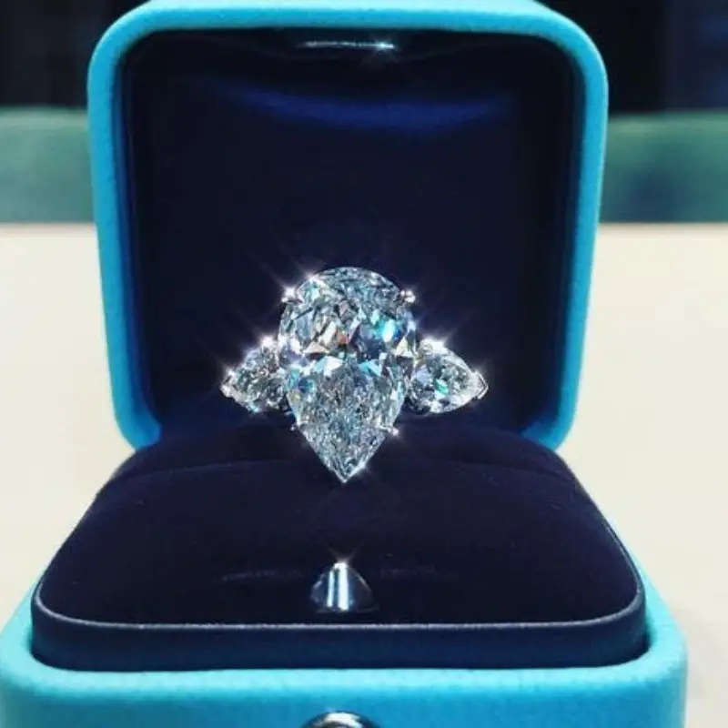 Elegant Ring with Rhinestone and Waterdrop Shape