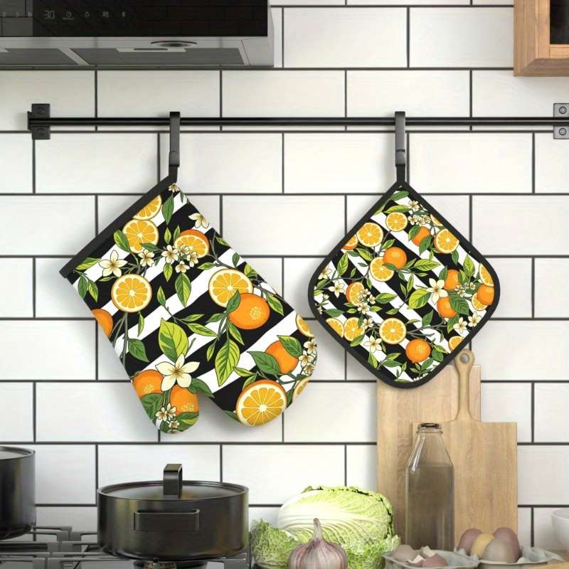 2pcs Heat-Resistant Oven Mitts and Potholders 26.92x17.02 cm Vibrant Orange Black Striped