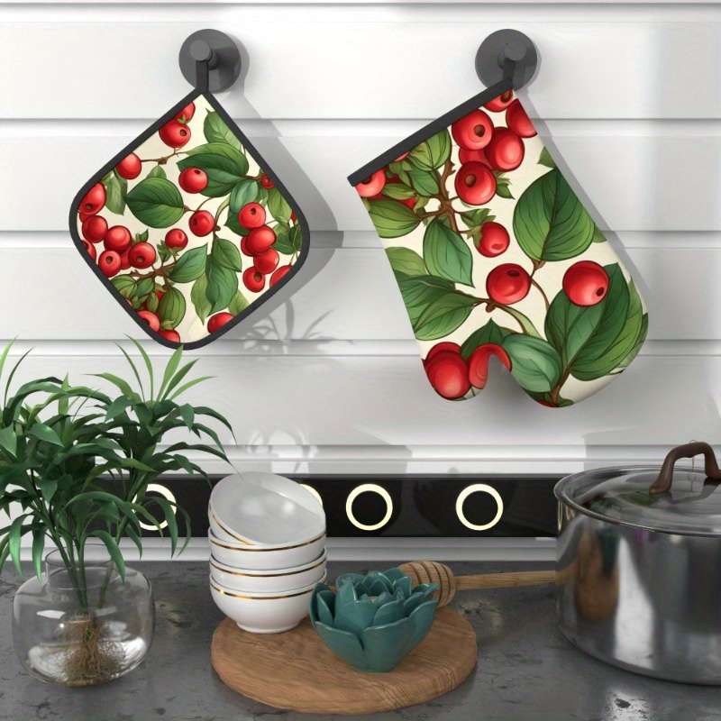 2pcs Heat-Resistant Oven Mitts Potholders Vibrant Red Berry Leaf Design 26.92x17.02 cm
