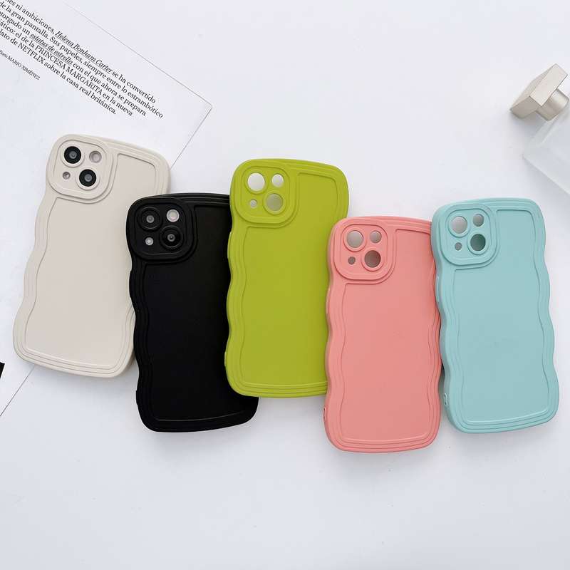 For iPhone 13 Wave Edge Silicone Phone Case(Green)