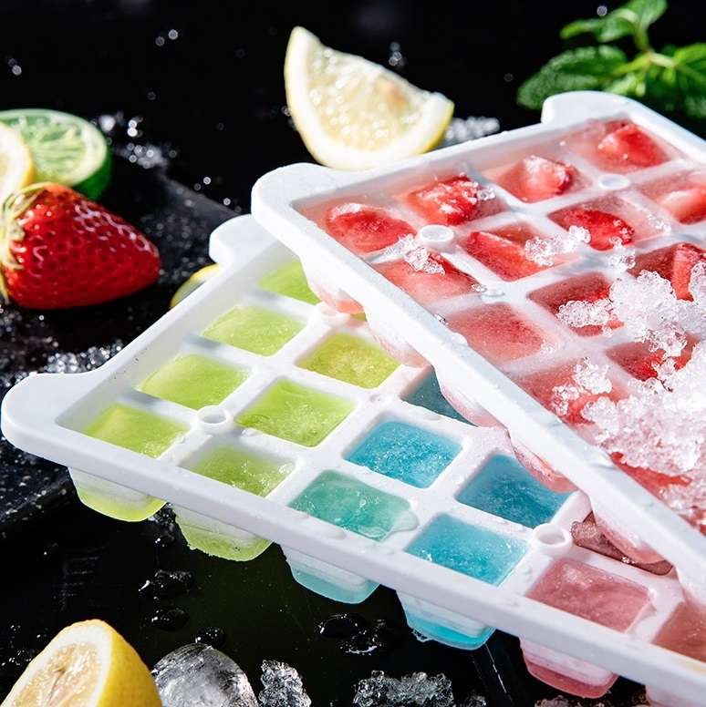 Household Silicone Ice Box With Lid Ice Cube Mold Refrigerator Ice Lattice Quick Freezer Random Colo
