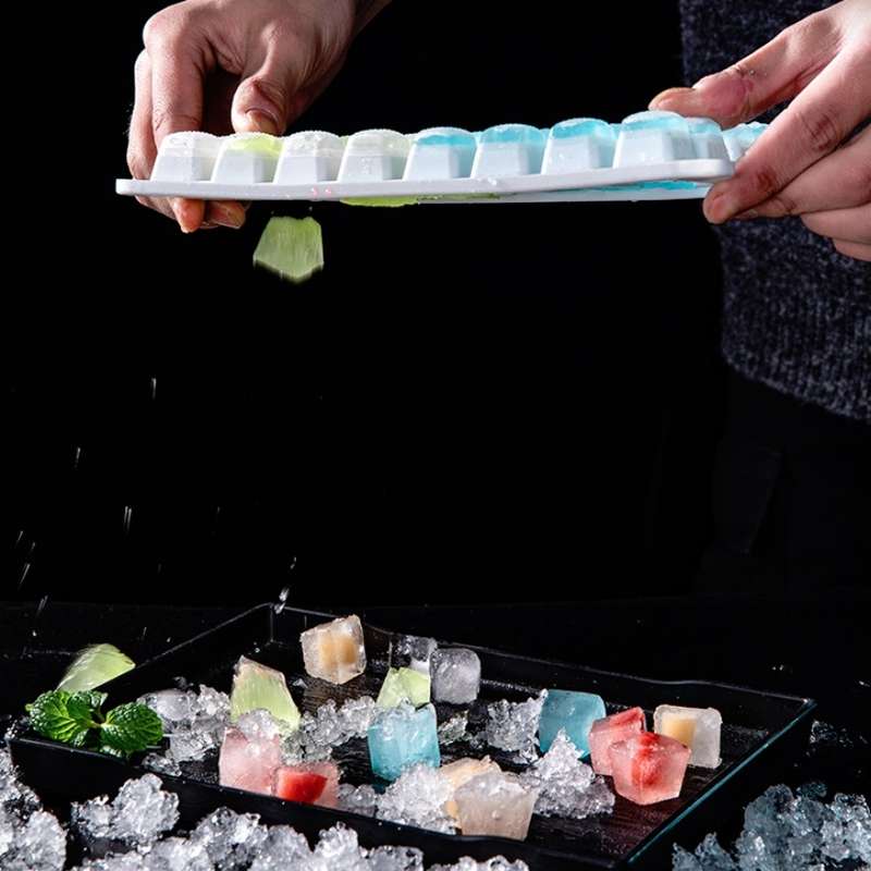 Household Silicone Ice Box With Lid Ice Cube Mold Refrigerator Ice Lattice Quick Freezer Random Colo