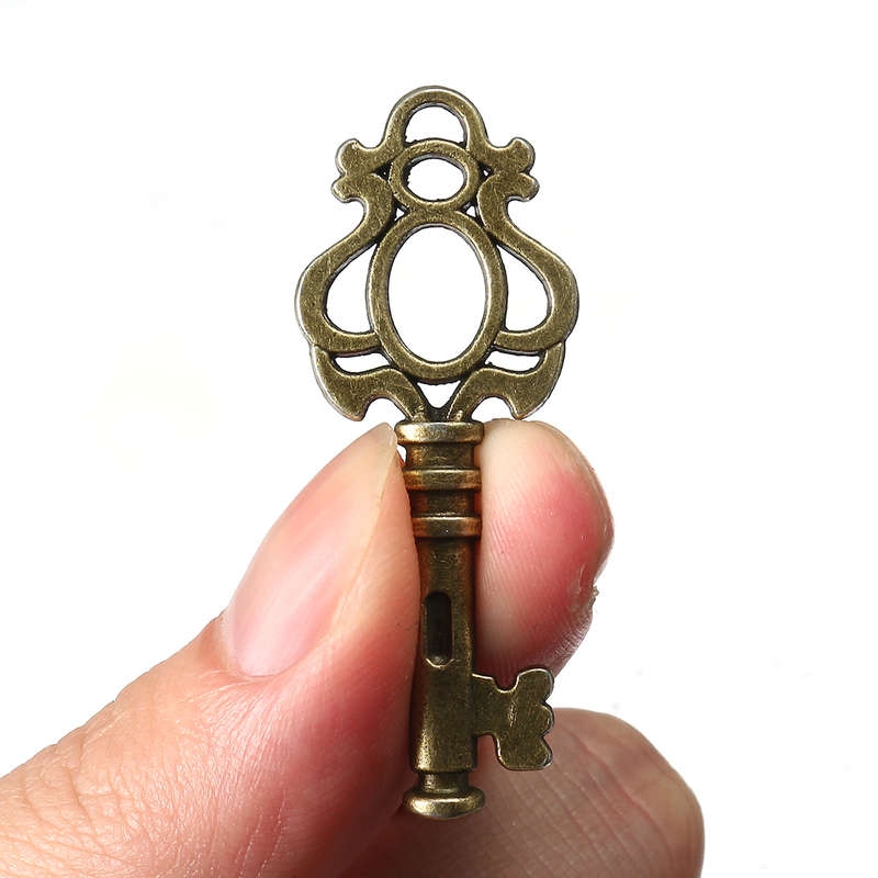 ique Old Vintage Look Skeleton Keys Lot Bronze Tone Pendants Jewelry M